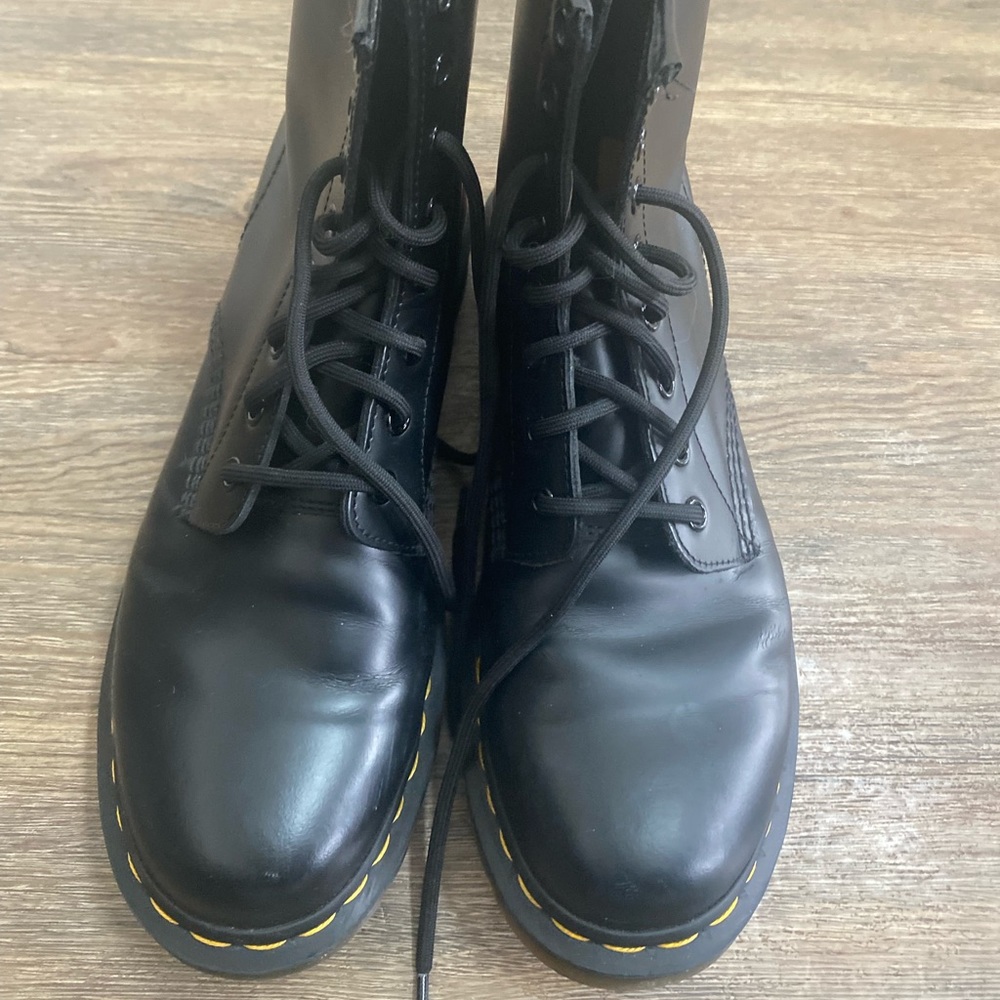 Doc Martens the original size 10 women’s US. Only worn a few times.